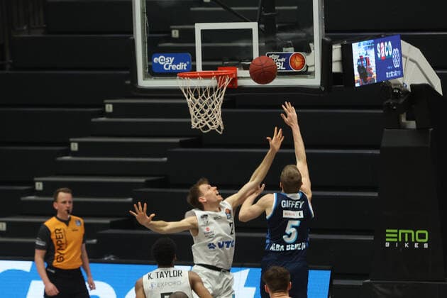Basketball Germany, 1 Bundesliga, Hamburg Towers Alba Berlin, Hamburg, 23 03 2021 Niels Giffey Alba, r Hamburg Germany