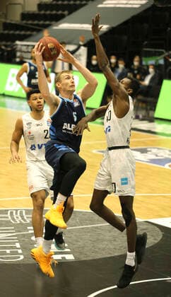Niels Giffey ALBA throws against Zac Cuthbertson Towers Basketball Herren Bundesliga am Tue 23 03 2021 Hamburg Towers ALBA Berlin