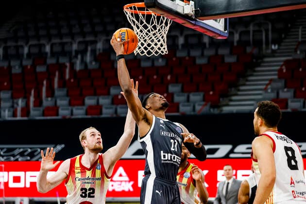 Left 32 Tryggvi Hlinason Casademont Zaragoza Right Shevon Thompson Brose Bamberg, 27 Basketball Champions League 2020 21, Playoffs Matchday 8, Brose Bamberg Casademont Zaragoza 23 03 2021, Bamberg, Brose Arena Copyright: DanielxLöb