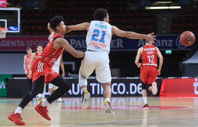 23 03 2021, BBL, FC Bayern Basketball vs Mitteldeutscher BC, Audi Dome, Munich, pictured Jason George FCB Basketball gets on the nose of Quinton Hooker Mitteldeutscher BC