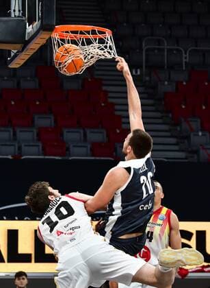 BAMBERG 23 03 2021 Basketball Season 2020 21 Basketball Champions League Brose Bamberg Casademont Zaragoza Chase Fieler 20, Brose Bamberg with dunk against Jaime Fernandez 10, Casademont Zaragoza photo Hans Martin Issler isslerimages Brose Bamberg Casademont Zaragoza