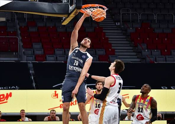BAMBERG 23 03 2021 Basketball Season 2020 21 Basketball Champions League Brose Bamberg Casademont Zaragoza Chase Fieler 20, Brose Bamberg with dunk against Nicolas Brussino 9, Casademont Zaragoza and Dylan Ennis 31, Casademont Zaragoza photo Hans Martin Issler isslerimages Brose Bamberg Casademont Zaragoza