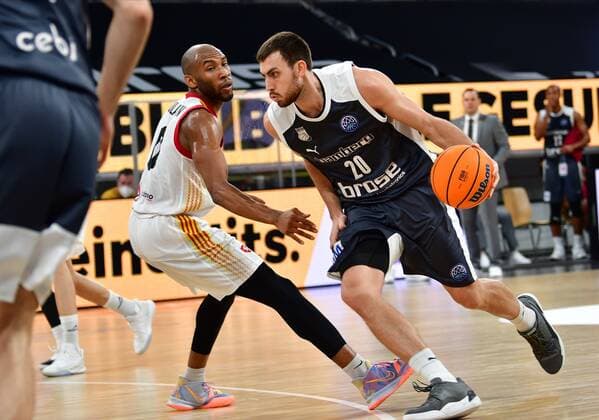 BAMBERG 23 03 2021 Basketball Season 2020 21 Basketball Champions League Brose Bamberg Casademont Zaragoza Chase Fieler 20, Brose Bamberg moves to the basket against Rasheed Sulaimon 0, Casademont Zaragoza photo Hans Martin Issler isslerimages Brose Bamberg Casademont Zaragoza