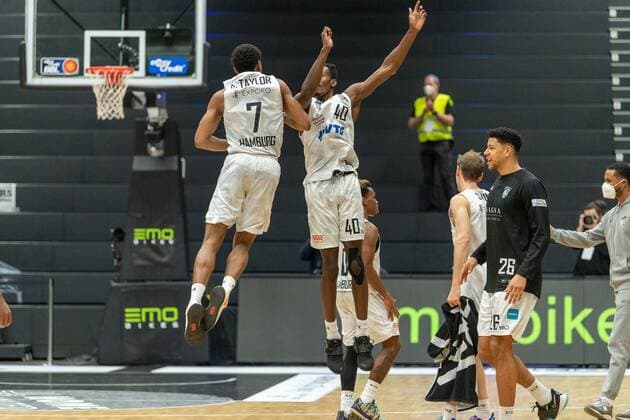 Basketball Hamburg 23 03 2021 Season 2020 2021 1 Bundesliga BBL Hamburg Towers Alba Berlin Kameron Taylor Hamburg, No 07 Zac Cuthbertson Hamburg, No 40 Cheers