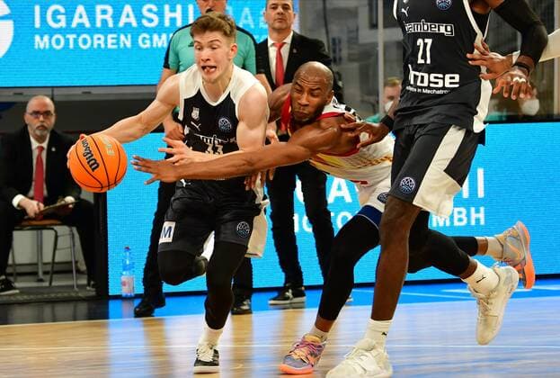 BAMBERG 23 03 2021 Basketball Season 2020 21 Basketball Champions League Brose Bamberg Casademont Zaragoza Rasheed Sulaimon 0, Casademont Zaragoza fouls Bennet Hundt 33, Brose Bamberg photo Hans Martin Issler isslerimages Brose Bamberg Casademont Zaragoza