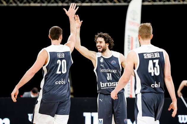 Center Michele Vitali Brose Bamberg, 31 left Chase Fieler Brose Bamberg, 20 right Christian Sengfelder Brose Bamberg, 43 Basketball Champions League 2020 21, Playoffs Matchday 8, Brose Bamberg Casademont Zaragoza 23 03 2021, Bamberg, Brose Arena Copyright: DanielxLöb