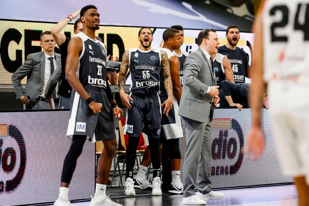 Right Head coach Johan Roijakkers Brose Bamberg Center Tyler Larson Brose Bamberg, 55 Left Shevon Thompson Brose Bamberg, 27 Basketball Champions League 2020 21, Playoffs Matchday 8, Brose Bamberg Casademont Zaragoza 23 03 2021, Bamberg, Brose Arena Any use of the photo is subject to a fee in accordance with the current MFM list plus VAT Copyright notice is in accordance with Paragraph 13 UrhG Copyright: DanielxLöb