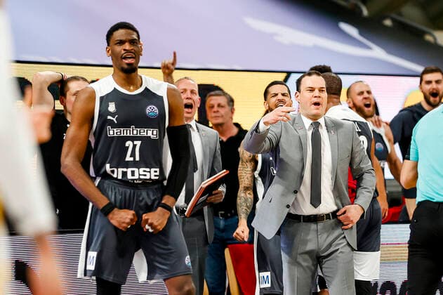Right Head coach Johan Roijakkers Brose Bamberg left Shevon Thompson Brose Bamberg, 27 Basketball Champions League 2020 21, Playoffs Matchday 8, Brose Bamberg Casademont Zaragoza 23 03 2021, Bamberg, Brose Arena Any use of the photo is subject to a fee in accordance with the current MFM list plus VAT Copyright notice is in accordance with Paragraph 13 UrhG Copyright: DanielxLöb