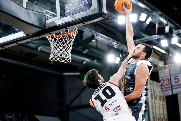 Right Chase Fieler Brose Bamberg, 20 left 10 Jaime Fernandez Casademont Zaragoza Basketball Champions League 2020 21, playoffs game day 8, Brose Bamberg Casademont Zaragoza 23 03 2021, Bamberg, Brose Arena Copyright: DanielxLöb