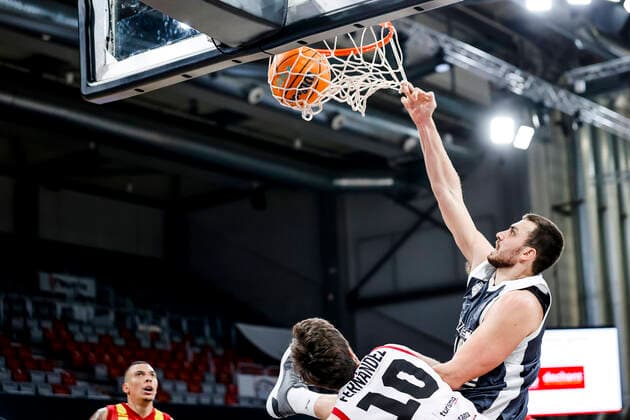 Right Chase Fieler Brose Bamberg, 20 left 10 Jaime Fernandez Casademont Zaragoza Basketball Champions League 2020 21, playoffs game day 8, Brose Bamberg Casademont Zaragoza 23 03 2021, Bamberg, Brose Arena Copyright: DanielxLöb