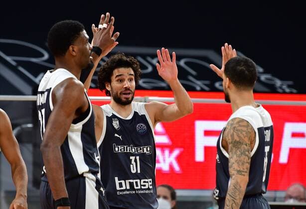 BAMBERG 23 03 2021 Basketball Season 2020 21 Basketball Champions League Brose Bamberg Casademont Zaragoza Michele Vitali 31, Brose Bamberg high-fives Shevon Thompson 27, Brose Bamberg and Tyler Larson 55, Brose Bamberg Photo Hans Martin Issler isslerimages Brose Bamberg Casademont Zaragoza