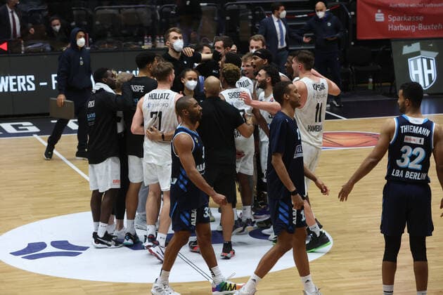 Basketball Germany, 1 Bundesliga, Hamburg Towers Alba Berlin, Hamburg, 23 03 2021 Jubel Hamburg Towers disappointment at Alba Berlin Hamburg Germany
