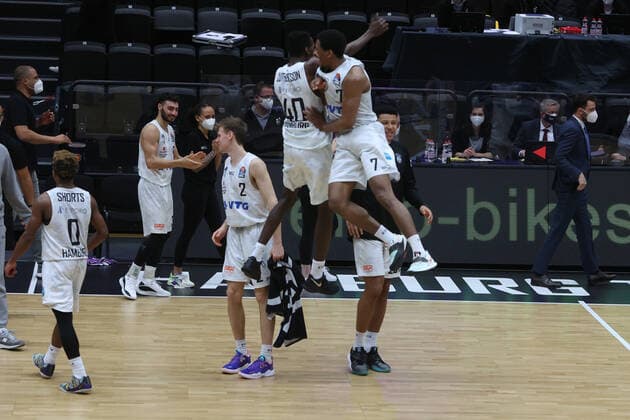 Basketball Germany, 1 Bundesliga, Hamburg Towers Alba Berlin, Hamburg, 23 03 2021 Cheers Hamburg Towers Zac Cuthbertson l and Kameron Taylor Hamburg Germany