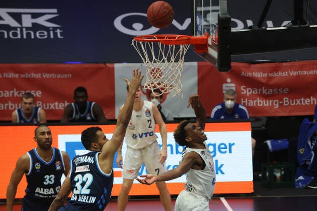 Basketball Germany, 1 Bundesliga, Hamburg Towers Alba Berlin, Hamburg, 23 03 2021 Johannes THiemann Alba, l TJ Shorts Towers Hamburg Germany