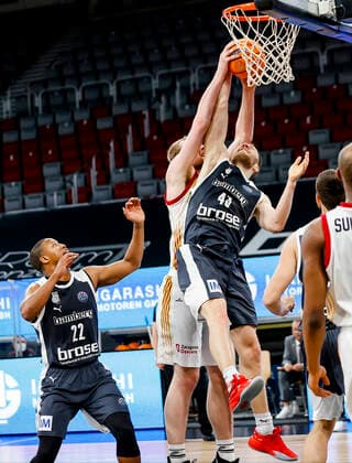 Right Christian Sengfelder Brose Bamberg, 43 Left Devon Hall Brose Bamberg, 22 Basketball Champions League 2020 21, Playoffs Matchday 8, Brose Bamberg Casademont Zaragoza 23 03 2021, Bamberg, Brose Arena Copyright: DanielxLöb