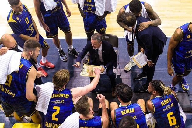 Equipe de Gran Canaria - Ambiance - FISAC PORFI ( entraineur Gran Canaria ) - BASKET : Metropolitans 92 vs Gran Canaria - Eurocup - Levallois - 23 03 2021 FedericoPestellini Panoramic 