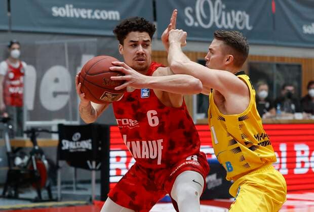 23 03 2021, Basketball, BBL 2020 2021, 19 matchday, s Oliver Wuerzburg MHP RIESEN Ludwigsburg, GER, Wuerzburg, s Oliver Arena Picture from left Joshua Obiesie s Oliver Wuerzburg and Jordan Hulls MHP RIESEN Copyright: HMBxMedia xHeikoxBecker