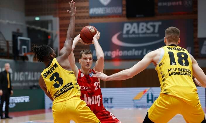 23 03 2021, Basketball, BBL 2020 2021, 19 matchday, s Oliver Wuerzburg MHP RIESEN Ludwigsburg, GER, Wuerzburg, s Oliver Arena Picture from left Jaleen Smith MHP RIESEN , Florian Koch s Oliver Wuerzburg and Jonas Wohlfarth Bottermann MHP RIESEN Copyright: HMBxMedia xHeikoxBecker