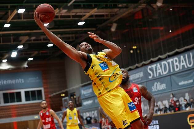 23 03 2021, Basketball, BBL 2020 2021, 19 matchday, s Oliver Wuerzburg MHP RIESEN Ludwigsburg, GER, Wuerzburg, s Oliver Arena Picture from left Tremmell Darden MHP RIESEN and Murphy Holloway s Oliver Wuerzburg Copyright: HMBxMedia xHeikoxBecker