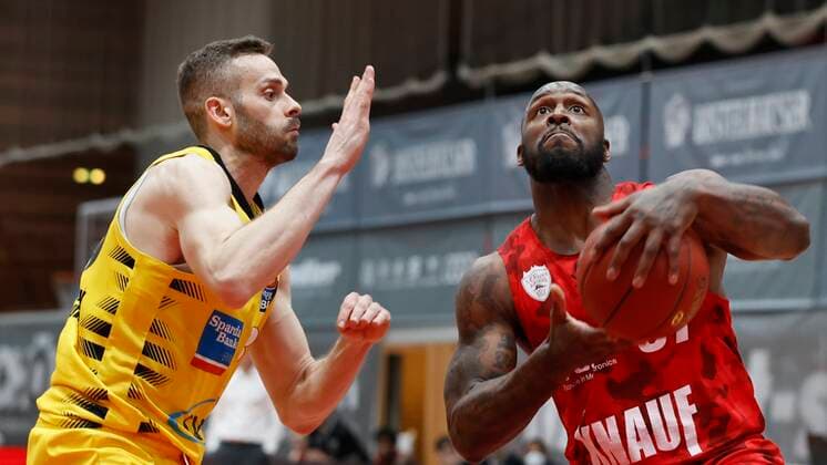 23 03 2021, Basketball, BBL 2020 2021, 19 matchday, s Oliver Wuerzburg MHP RIESEN Ludwigsburg, GER, Wuerzburg, s Oliver Arena Picture from left Jonas Wohlfarth Bottermann MHP RIESEN and Murphy Holloway s Oliver Wuerzburg Copyright: HMBxMedia xHeikoxBecker