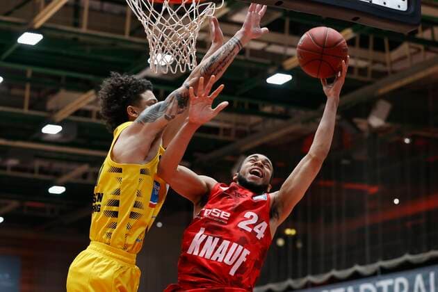 23 03 2021, Basketball, BBL 2020 2021, 19 matchday, s Oliver Wuerzburg MHP RIESEN Ludwigsburg, GER, Wuerzburg, s Oliver Arena Picture from left Jonah Radebaugh MHP RIESEN and Cameron Hunt s Oliver Wuerzburg Copyright: HMBxMedia xHeikoxBecker