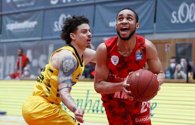 23 03 2021, Basketball, BBL 2020 2021, 19 matchday, s Oliver Wuerzburg MHP RIESEN Ludwigsburg, GER, Wuerzburg, s Oliver Arena Picture from left Jonah Radebaugh MHP RIESEN and Cameron Hunt s Oliver Wuerzburg Copyright: HMBxMedia xHeikoxBecker