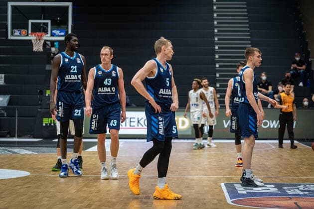 Basketball Hamburg 23 03 2021 Season 2020 2021 1 Bundesliga BBL Hamburg Towers Alba Berlin downed Alba players Niels Giffey Alba Berlin, No 05 mi Luke Sikma Alba Berlin, No 43 Christ Koumadje Alba Berlin, No 21 Malte Delow Alba Berlin, No 06