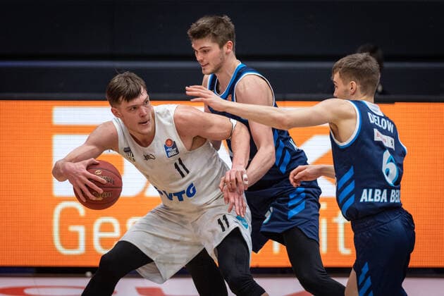 Basketball Hamburg 23 03 2021 Season 2020 2021 1 Bundesliga BBL Hamburg Towers Alba Berlin Maik Kotsar Hamburg, No 11 Ben Lammers Alba Berlin, No 50 Malte Delow Alba Berlin, No 06