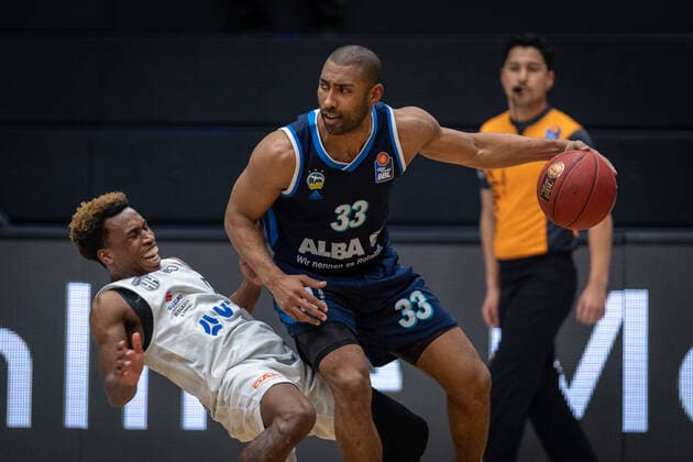 Basketball Hamburg 23 03 2021 Season 2020 2021 1 Bundesliga BBL Hamburg Towers Alba Berlin Jayson Granger Alba Berlin, No 33 T J Shorts Hamburg, No 00