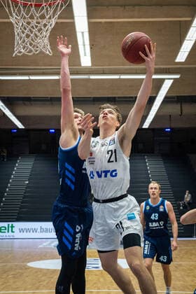 Basketball Hamburg 23 03 2021 Season 2020 2021 1 Bundesliga BBL Hamburg Towers Alba Berlin Justus Hollatz Hamburg, No 21 Ben Lammers Alba Berlin, No 50