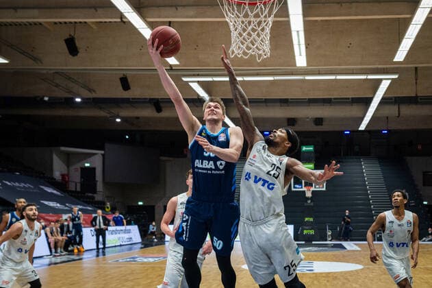 Basketball Hamburg 23 03 2021 Season 2020 2021 1 Bundesliga BBL Hamburg Towers Alba Berlin Ben Lammers Alba Berlin, No 50 Terry Allen Hamburg, No 25