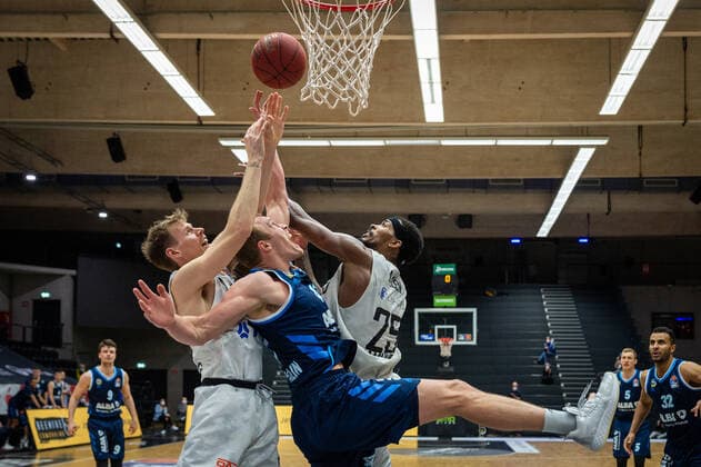 Basketball Hamburg 23 03 2021 Season 2020 2021 1 Bundesliga BBL Hamburg Towers Alba Berlin Luke Sikma Alba Berlin, No 43 Terry Allen Hamburg, No 25 Jordan Swing Hamburg, No 00