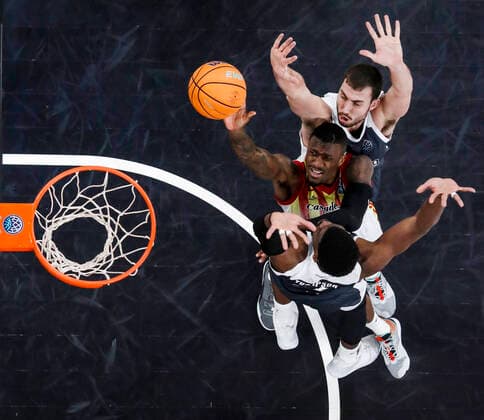 Bilder des Jahres 2021, Sport 03 März Sport Themen der Woche KW12 Sport Bilder des Tages Mitte 31 Dylan Ennis (Casademont Saragossa) oben Chase Fieler (Brose Bamberg, 20) unten Shevon Thompson (Brose Bamberg, 27) Basketball Champions League 2020 21, Playoffs Spieltag 8, Brose Bamberg - Casademont Saragossa 23.03.2021, Bamberg, Brose Arena - *** Center 31 Dylan Ennis Casademont Saragossa top Chase Fieler Brose Bamberg, 20 bottom Shevon Thompson Brose Bamberg, 27 Basketball Champions League 2020 21, playoffs game day 8, Brose Bamberg Casademont Saragossa 23 03 2021, Bamberg, Brose Arena Copyright: DanielxLöb