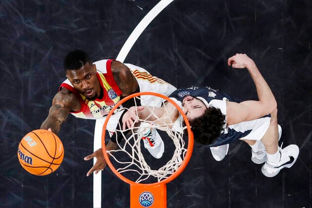 Left 31 Dylan Ennis Casademont Zaragoza Right Michele Vitali Brose Bamberg, 31 Basketball Champions League 2020 21, Playoffs Matchday 8, Brose Bamberg Casademont Zaragoza 23 03 2021, Bamberg, Brose Arena Copyright: DanielxLöb