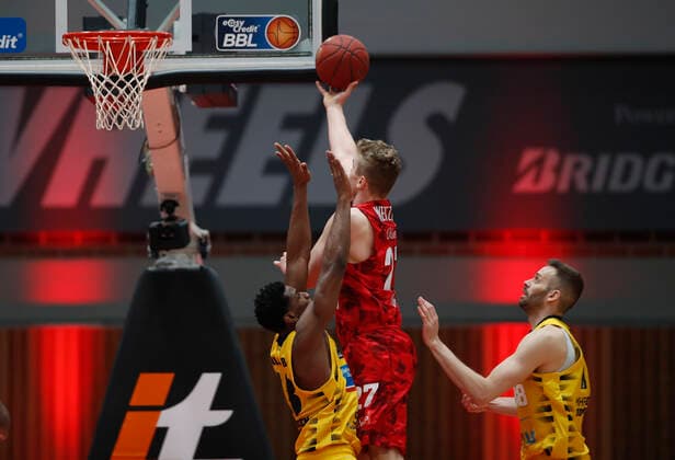 23 03 2021, Basketball, BBL 2020 2021, 19 Matchday, s Oliver Wuerzburg MHP RIESEN Ludwigsburg, GER, Wuerzburg, s Oliver Arena Picture from left Yorman Polas Bartolo MHP RIESEN , Jonas Weitzel s Oliver Wuerzburg and Jonas Wohlfarth Bottermann MHP RIESEN Copyright: HMBxMedia xHeikoxBecker
