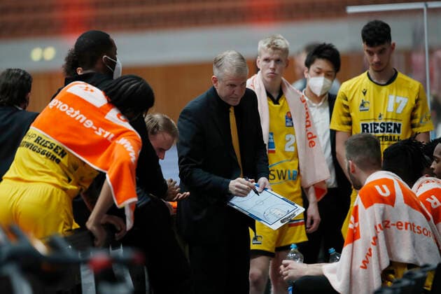 23 03 2021, Basketball, BBL 2020 2021, 19 match day, s Oliver Wuerzburg MHP RIESEN Ludwigsburg, GER, Wuerzburg, s Oliver Arena picture v li time out with head coach John Patrick MHP RIESEN Copyright: HMBxMedia xHeikoxBecker