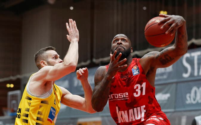 23 03 2021, Basketball, BBL 2020 2021, 19 matchday, s Oliver Wuerzburg MHP RIESEN Ludwigsburg, GER, Wuerzburg, s Oliver Arena Picture from left Jonas Wohlfarth Bottermann MHP RIESEN and Murphy Holloway s Oliver Wuerzburg Copyright: HMBxMedia xHeikoxBecker