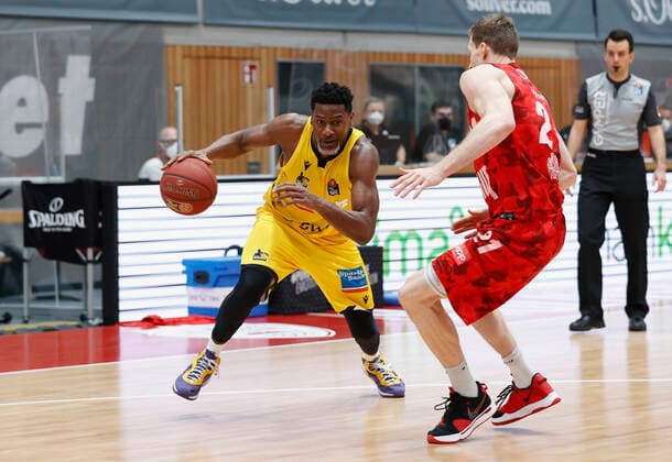 23 03 2021, Basketball, BBL 2020 2021, 19 matchday, s Oliver Wuerzburg MHP RIESEN Ludwigsburg, GER, Wuerzburg, s Oliver Arena Picture from left Yorman Polas Bartolo MHP RIESEN and Florian Koch s Oliver Wuerzburg Copyright: HMBxMedia xHeikoxBecker