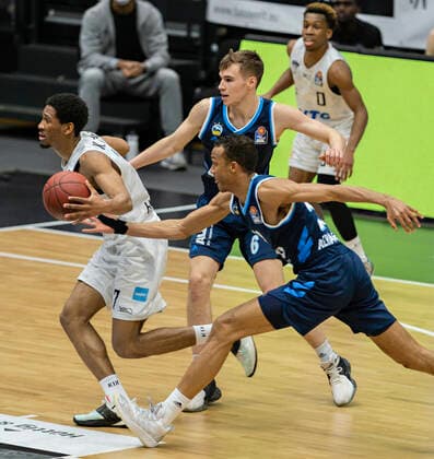 Louis Olinde Alba steals the ball from Kameron Taylor Towers 23 03 21, Hamburg Wilhelmsburg, easyCredit BBL, Basketball Bundesliga, 2020 2021 season, 08 matchday Â