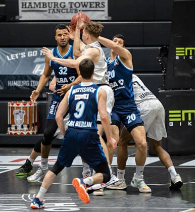 Johannes Thiemann Alba , Justus Hollatz Towers , Simone Fontecchio Alba 23 03 21, Hamburg Wilhelmsburg, easyCredit BBL, Basketball Bundesliga, Season 2020 2021, 08 Matchday Â