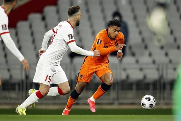 ISTANBUL lr Kenan Karaman of Turkye, Donyell Malen of Holland during the World Cup qualifying match between Turkey and the Netherlands at Ataturk Olimpiyat Stadium on March 24, 2021 in Istanbul, Turkey ANP MAURICE VAN STEEN FIFA World Cup 2021 Qualifier 2020 2021 xVIxANPxSportx xxANPxIVx 429525452