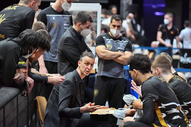 Chemnitz, Germany 24 March 2021 BBL 2020 2021 Niners Chemnitz vs Basketball Loewen Braunschweig team meeting of Braunschweig with coach Pete Strobl Braunschweig fair Chemnitz Saxony Copyright: xFotostandx xDostmannx