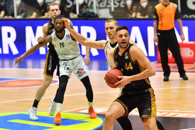 Chemnitz, Germany 24 March 2021 BBL 2020 2021 Niners Chemnitz vs Basketball Loewen Braunschweig v li in duel Jonas Richter Chemnitz and Benedikt Turudic Braunschweig Fair Chemnitz Saxony Copyright: xFotostandx xDostmannx