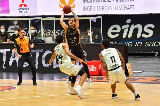 Chemnitz, Germany 24 Maerz 2021 BBL 2020 2021 Niners Chemnitz vs Basketball Loewen Braunschweig v li in duel George King Chemnitz , Arnas Velicka Braunschweig and Isiaha Mike Chemnitz Messe Chemnitz Sachsen Copyright: xFotostandx xDostmannx