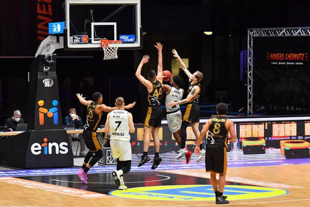 Chemnitz, Germany 24 March 2021 BBL 2020 2021 Niners Chemnitz vs Basketball Loewen Braunschweig from left in duel Benedikt Turudic Braunschweig , Harris Terrell Chemnitz and Arnas Velicka Braunschweig Messe Chemnitz Sachsen Copyright: xFotostandx xDostmannx
