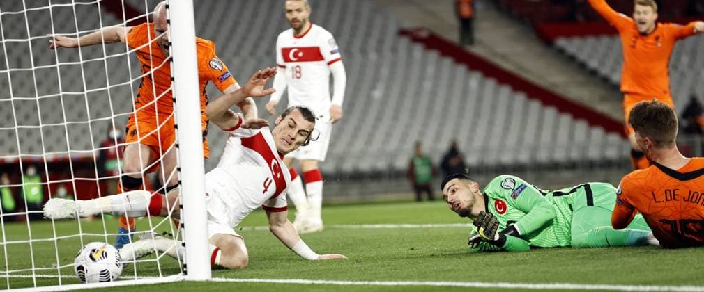 ISTANBUL lr Davy Klaassen of Holland, Caglar Soyuncu of Turkye, Turkye goalkeeper Ugurcan Cakir, Luuk de Jong of Holland scores 2 3 during the World Cup qualifying match between Turkey and the Netherlands in the Ataturk Olimpiyat Stadium on March 24, 2021 in Istanbul, Turkey ANP MAURICE VAN STEEN FIFA World Cup 2021 Qualifier 2020 2021 xVIxANPxSportx xxANPxIVx 429526531