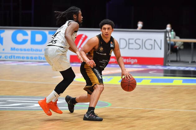 Chemnitz, Germany 24 March 2021 BBL 2020 2021 Niners Chemnitz vs Basketball Loewen Braunschweig v li in duel Marcus Thornton Chemnitz and James Robinson Braunschweig Fair Chemnitz Saxony Copyright: xFotostandx xDostmannx