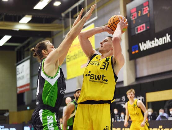 Basketball 2 Bundesliga 2020 2021 15 Matchday in Rottenburg at Volksbank Arena 24 03 2021 Tigers Tuebingen Gladiators Trier Daniel Keppeler r, Tigers vs Jonathan Dubas li, Trier.