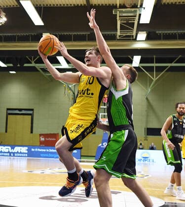 Basketball 2 Bundesliga 2020 2021 15 matchday in Rottenburg at Volksbank Arena 24 03 2021 Tigers Tuebingen Gladiators Trier Gianni Otto li, Tigers vs Jonas Graf re, Trier