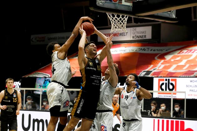 24 03 2021, easyCredit Basketball Bundesliga, BBL, 2020 2021 season, men, Chemnitz Niners Basketball Lions Braunschweig George King, Niners Chemnitz, Benedikt Turudic, Basketball Lions Braunschweig Chemnitz Fair Chemnitz Saxony Germany